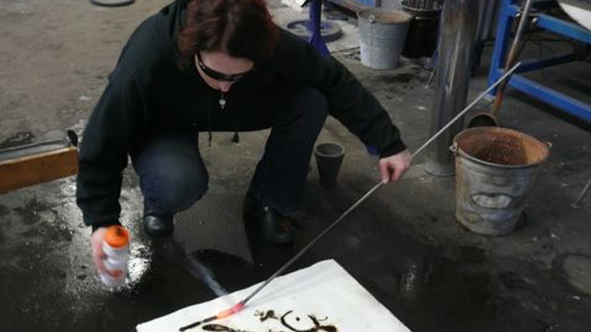 Anne Gant, glass artist, working in glassblowing studio, Vrij Glas, Zaandam, The Netherlands.jpg — licensed editorial image